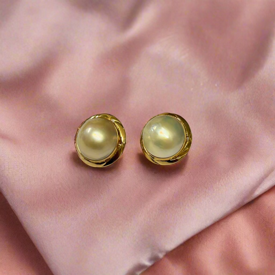 Previously Owned 18ct Yellow Gold Mabe Pearl Stud Earrings