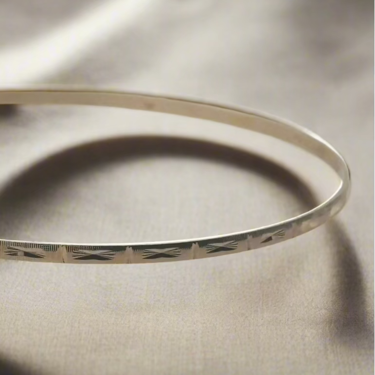 Previously Owned 9ct Yellow Gold Diamond Cut 2mm Bangle